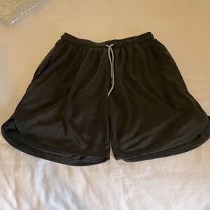 Men’s athletic shorts with liner